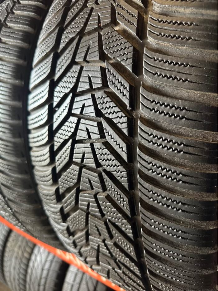 Hankook Winter I Cept Evo 3 255/40R21 102V - Image 3