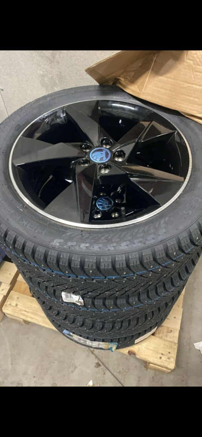 Skoda valuvelg 17" 5x100 + Nokian Hakkapeliitta 10 205/50R17 93T - Image 1