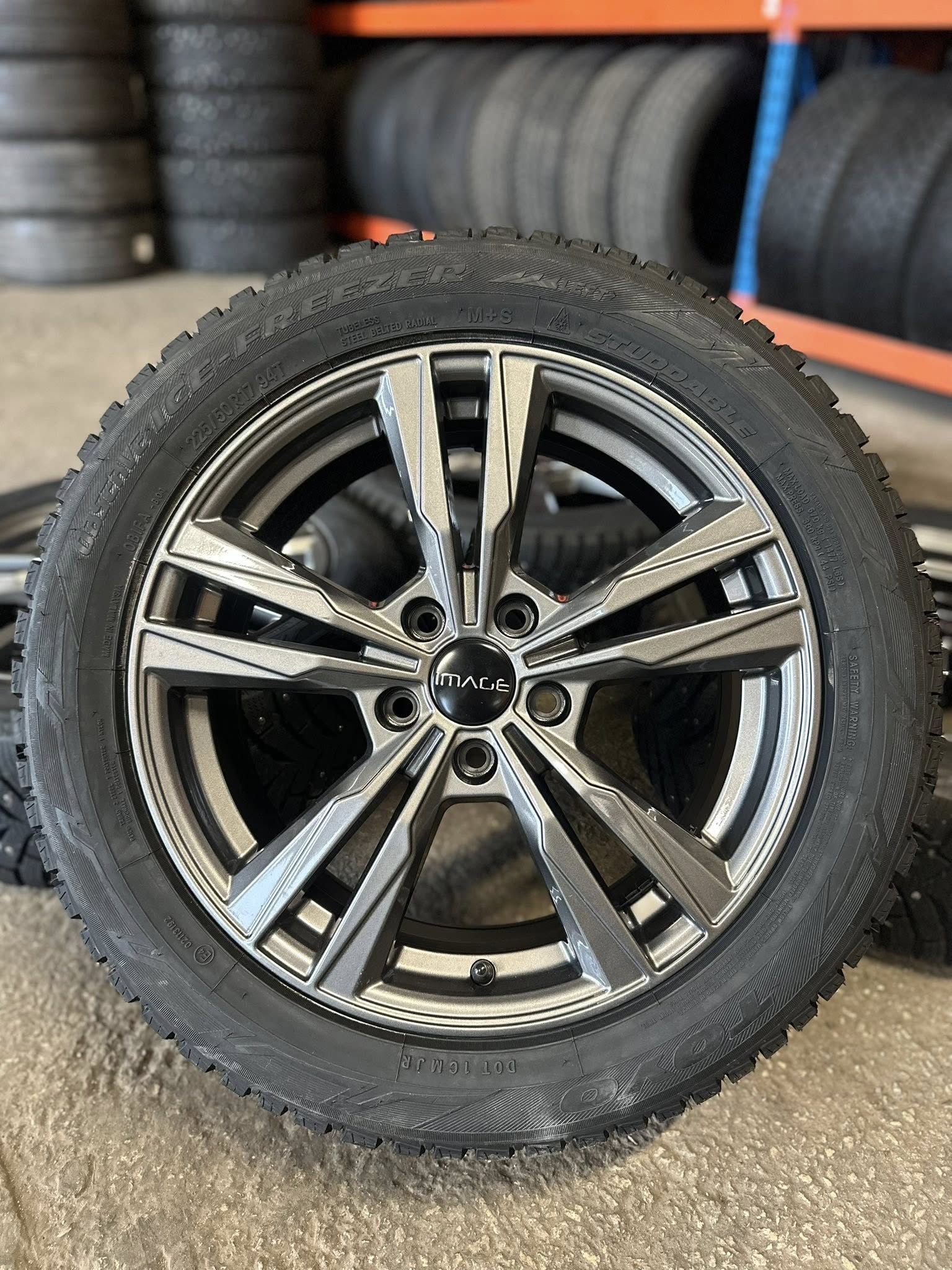 1 Uus velg Image  17” 5x112 Toyo naast 225/50R17 - Image 1