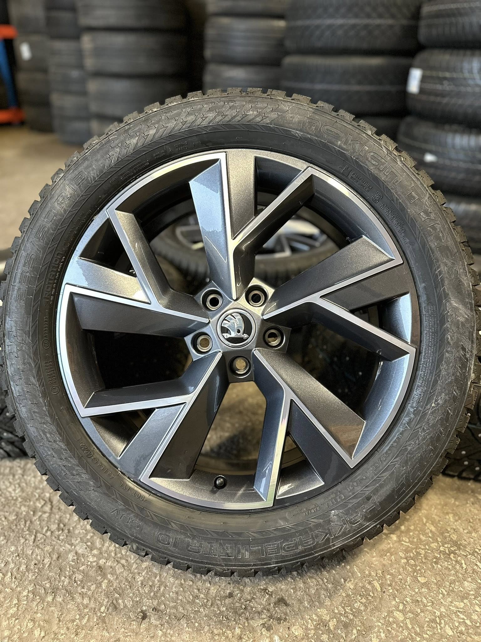 1 Skoda Kodiaq orig velg + Nokian 19” - Image 1