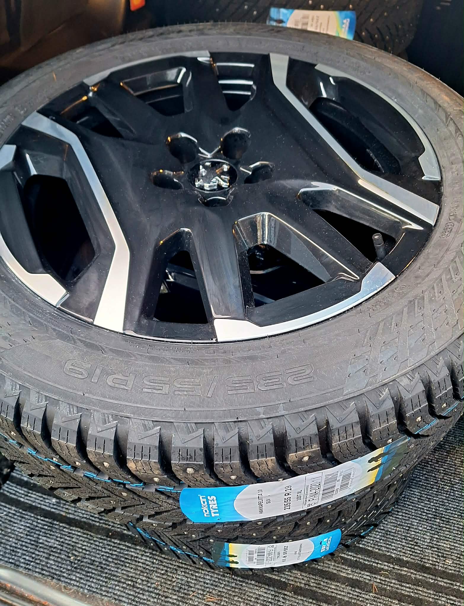7 Peugeot orig velg ja Nokian Hakkapeliitta 10 235/55R19 - Image 1