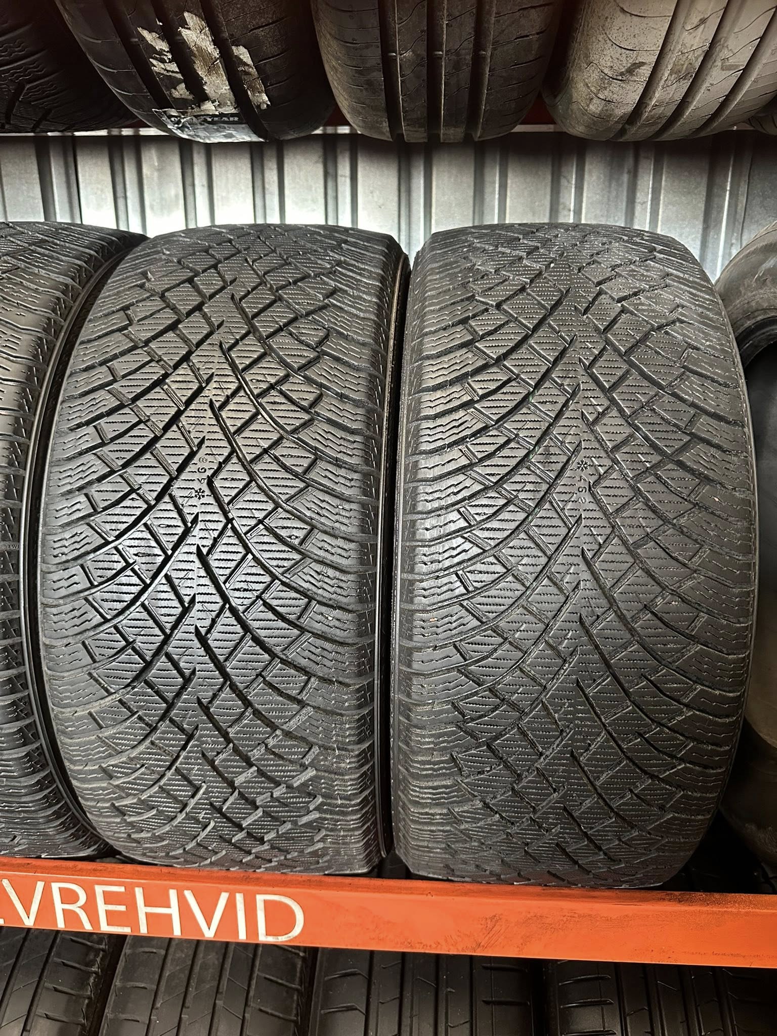 18 Nokian Hakkapeliitta R5 EV 235/35R20 92T - Image 1