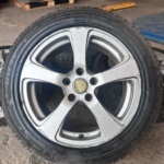 16” 5x108 velg ja 205/55R16 naast.