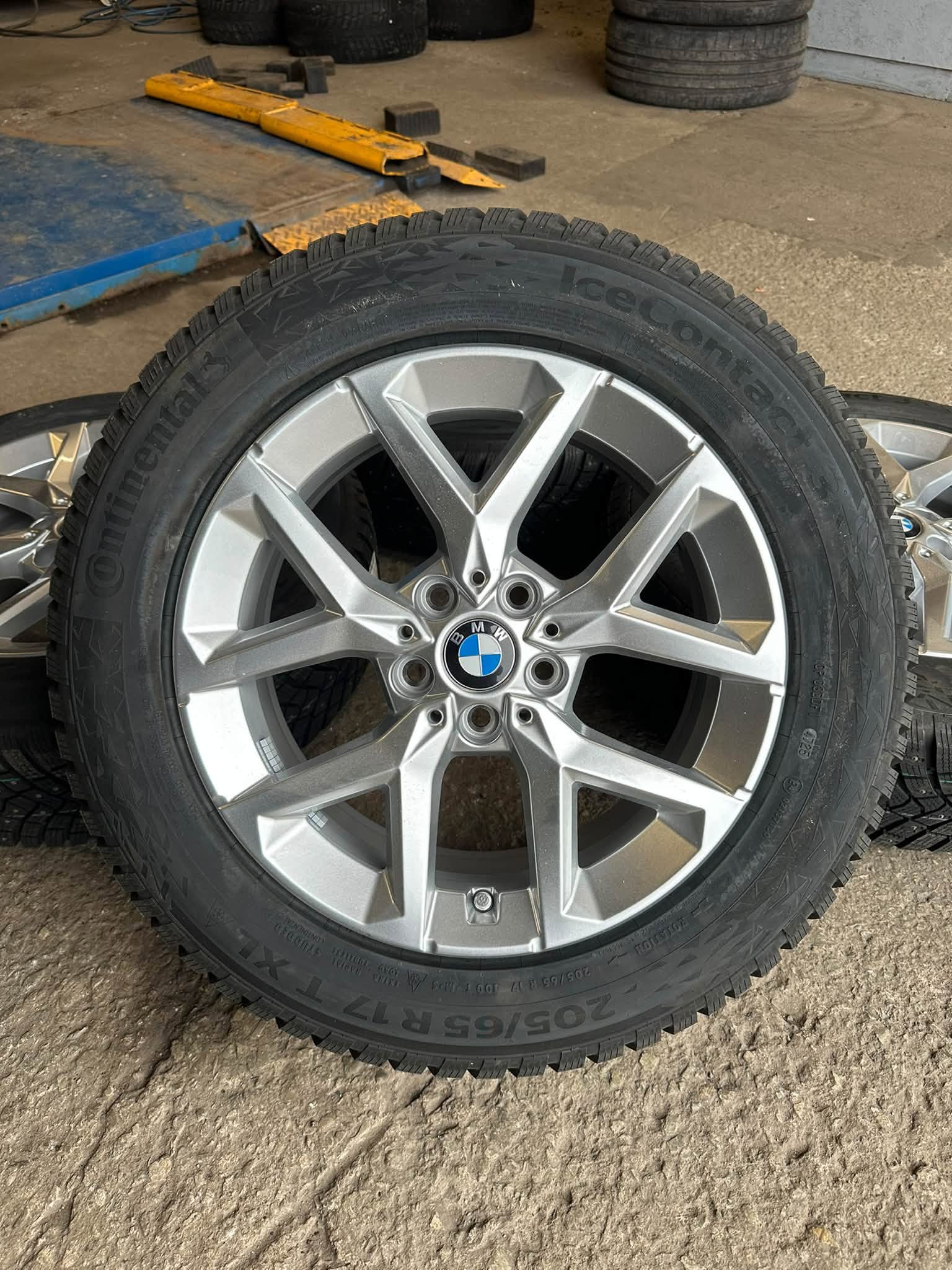 10 Bmw X1 X2 orig 17” ja Continentali naast. - Pilt 1