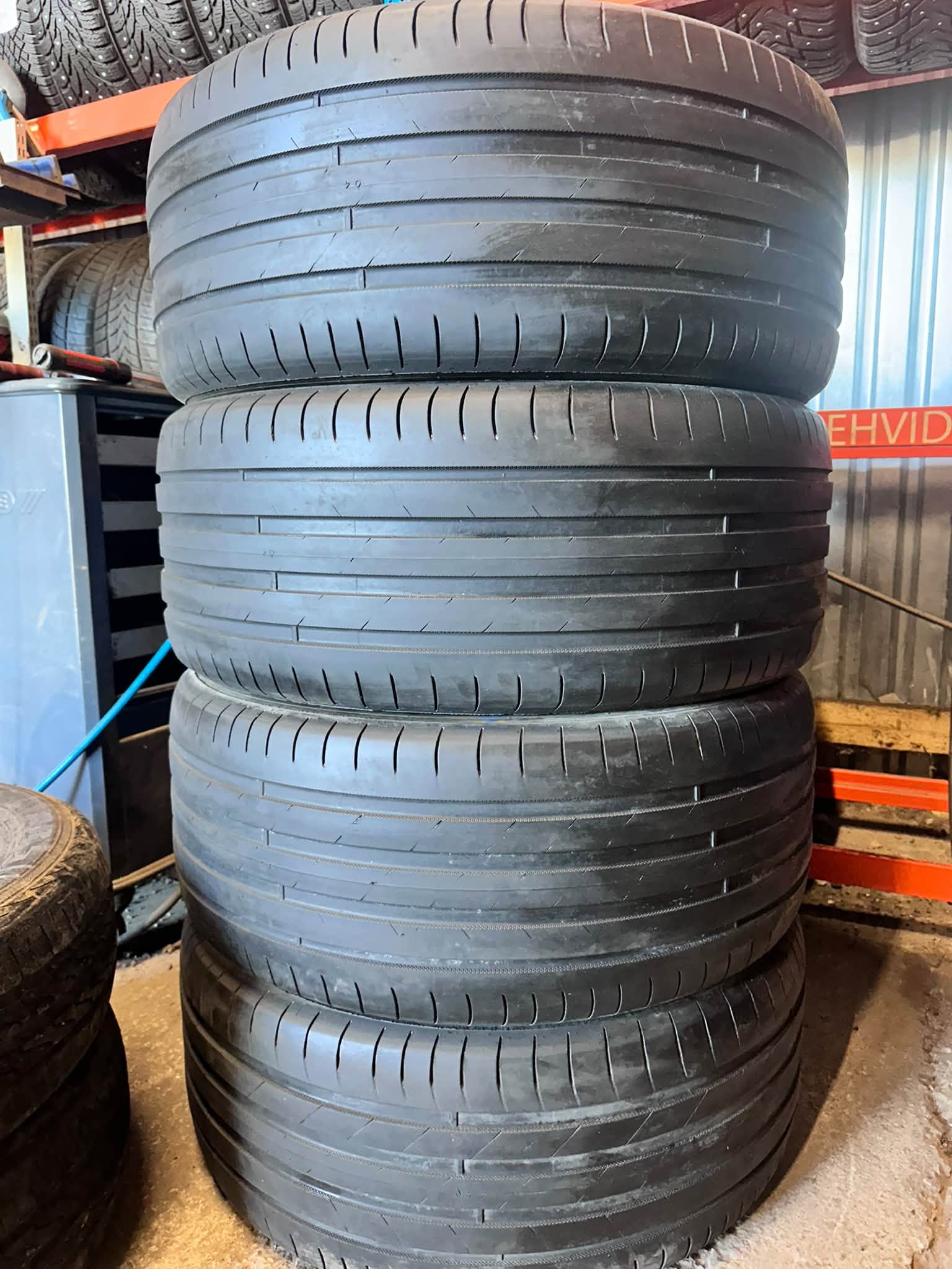 4 Nokian HakkaBlack SUV 275/45R21 110Y - Pilt 1